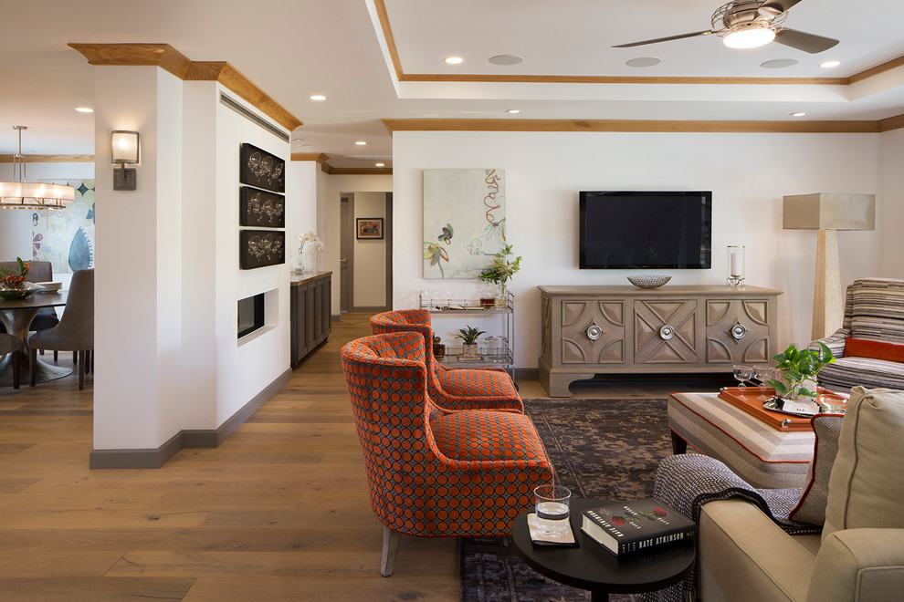 Пример оригинального дизайна: открытая гостиная комната среднего размера в стиле неоклассика (современная классика) с белыми стенами, светлым паркетным полом, двусторонним камином, фасадом камина из штукатурки и телевизором на стене