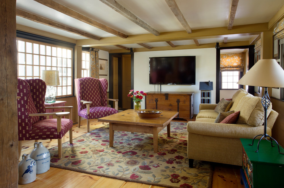 Ejemplo de salón abierto de estilo de casa de campo de tamaño medio sin chimenea con paredes blancas, suelo de madera clara y televisor colgado en la pared