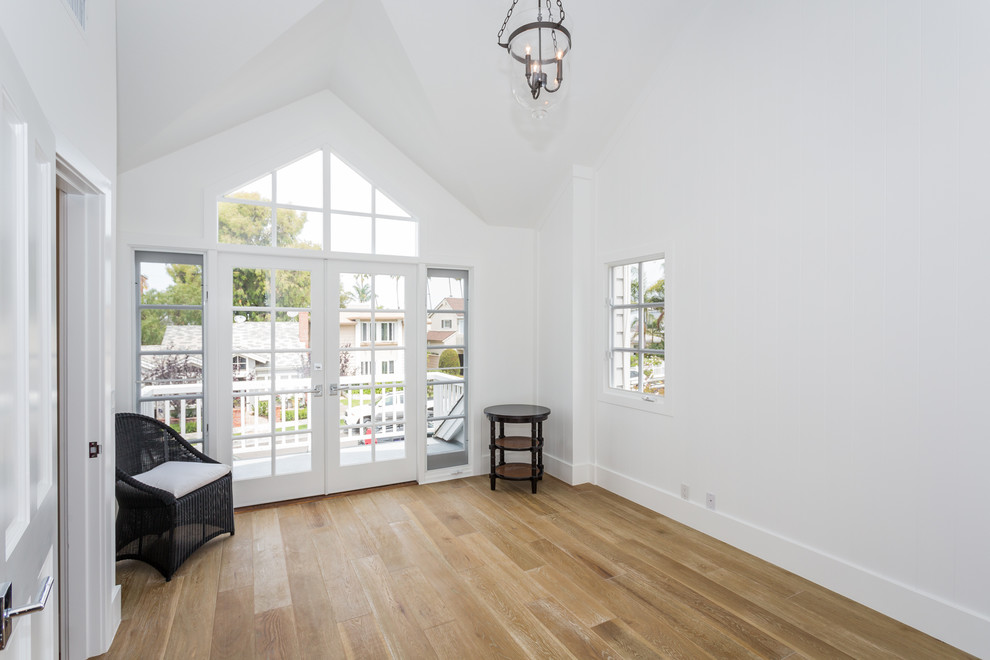 Mittelgroßes, Repräsentatives Modernes Wohnzimmer im Loft-Stil mit weißer Wandfarbe und Porzellan-Bodenfliesen in Los Angeles