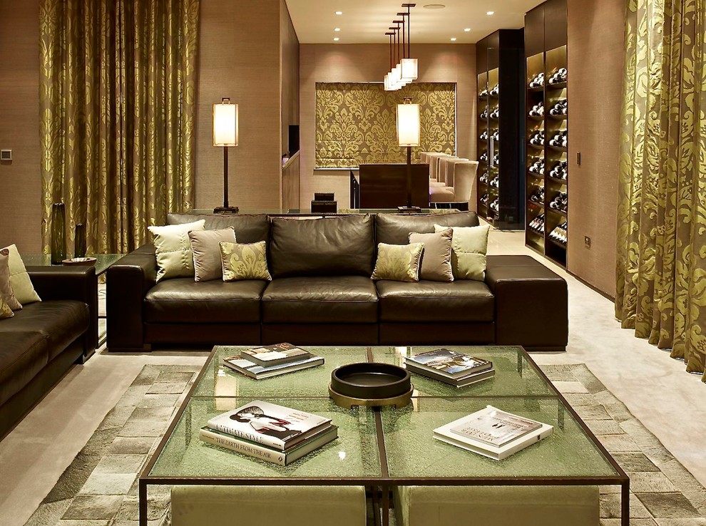 Стильный дизайн: открытая гостиная комната в современном стиле с бежевыми стенами без телевизора - последний тренд
