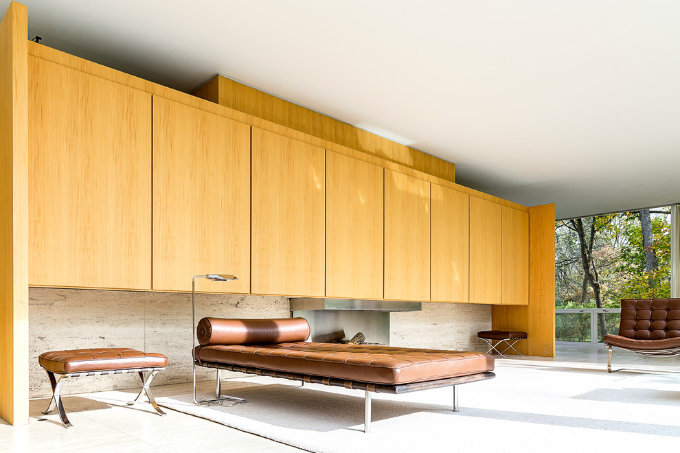Свежая идея для дизайна: открытая гостиная комната в стиле модернизм с стандартным камином - отличное фото интерьера