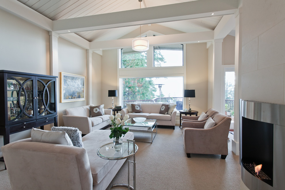 Foto di un grande soggiorno minimal aperto con angolo bar, pareti beige, moquette, camino classico, nessuna TV e pavimento beige