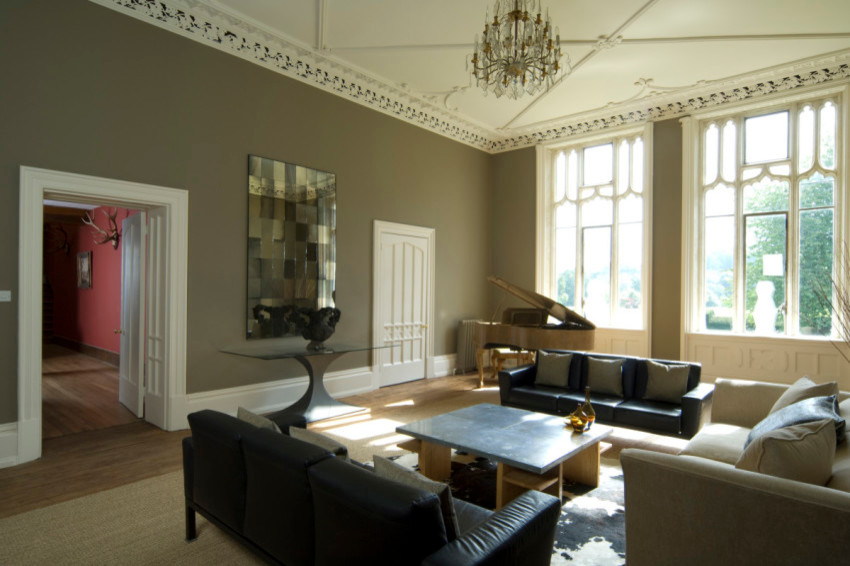 Imagen de salón para visitas cerrado clásico grande sin chimenea y televisor con paredes marrones y suelo de madera oscura