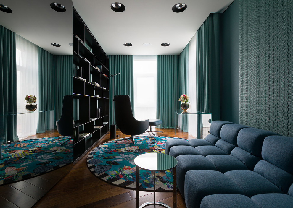 Esempio di un soggiorno minimalista di medie dimensioni e chiuso con pareti blu, cornice del camino in legno e pavimento multicolore