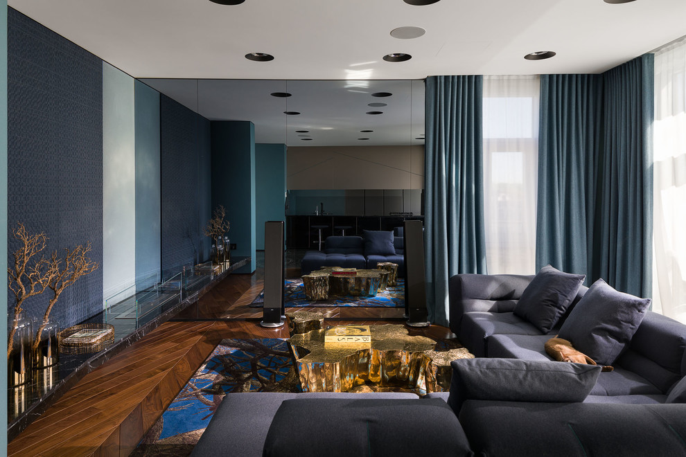 Cette image montre un salon minimaliste de taille moyenne et fermé avec un mur bleu, un manteau de cheminée en bois et un sol multicolore.