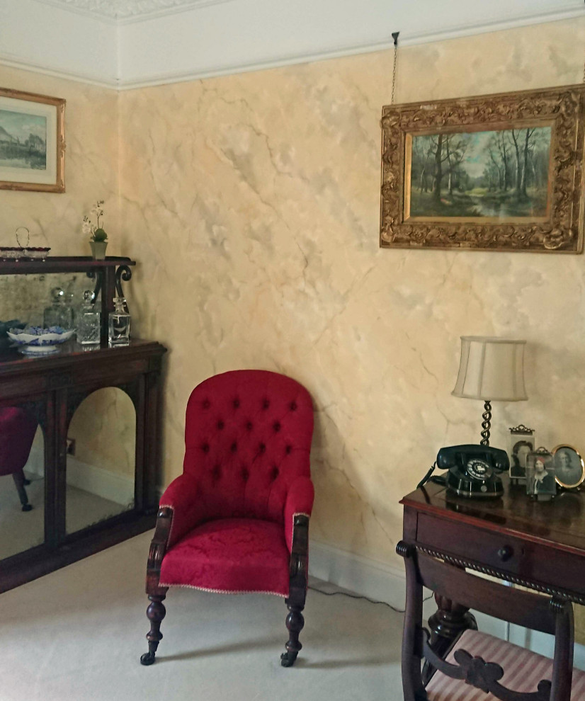 Foto på ett mellanstort vintage separat vardagsrum, med ett finrum, gula väggar, heltäckningsmatta, en standard öppen spis, en spiselkrans i gips och beiget golv