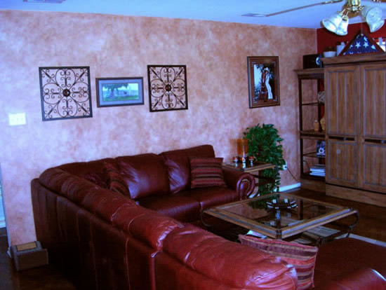 Réalisation d'un petit salon tradition fermé avec une salle de réception, un mur rose, parquet foncé et un téléviseur dissimulé.