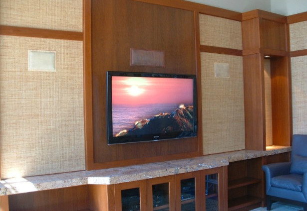Mittelgroßes, Abgetrenntes Klassisches Wohnzimmer ohne Kamin mit weißer Wandfarbe, Keramikboden und TV-Wand in Hawaii