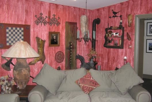 Idéer för att renovera ett mellanstort eklektiskt separat vardagsrum, med röda väggar och heltäckningsmatta