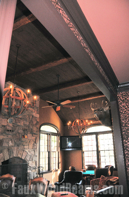 Inredning av ett rustikt mellanstort separat vardagsrum, med bruna väggar, en standard öppen spis och en spiselkrans i sten