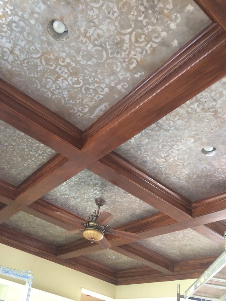 Abgetrenntes Klassisches Wohnzimmer mit beiger Wandfarbe, braunem Holzboden und Eckkamin in Cincinnati