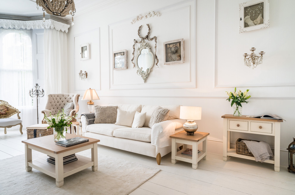 Ispirazione per un soggiorno shabby-chic style di medie dimensioni e chiuso con pareti bianche, pavimento in legno verniciato e pavimento bianco