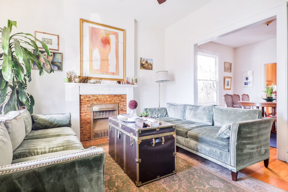 Offenes, Kleines Eklektisches Wohnzimmer mit weißer Wandfarbe, braunem Holzboden, Kamin und gefliester Kaminumrandung in Denver