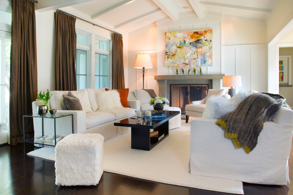 Landhausstil Wohnzimmer mit beiger Wandfarbe, dunklem Holzboden und Kamin in San Francisco