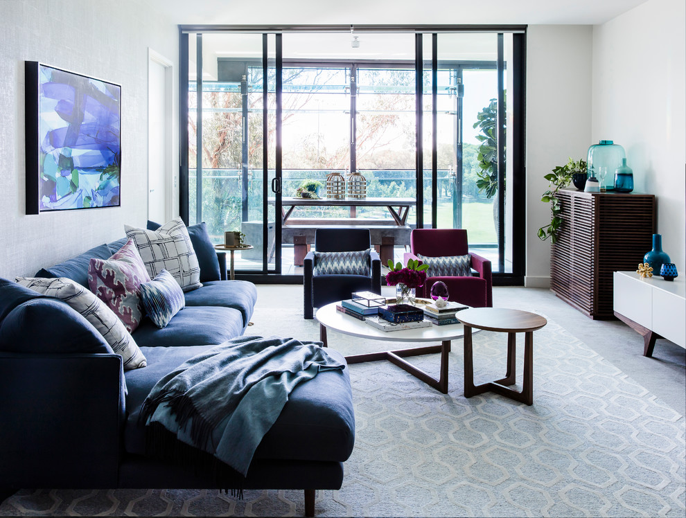Стильный дизайн: парадная, открытая гостиная комната среднего размера в современном стиле с белыми стенами, ковровым покрытием и серым полом без камина - последний тренд