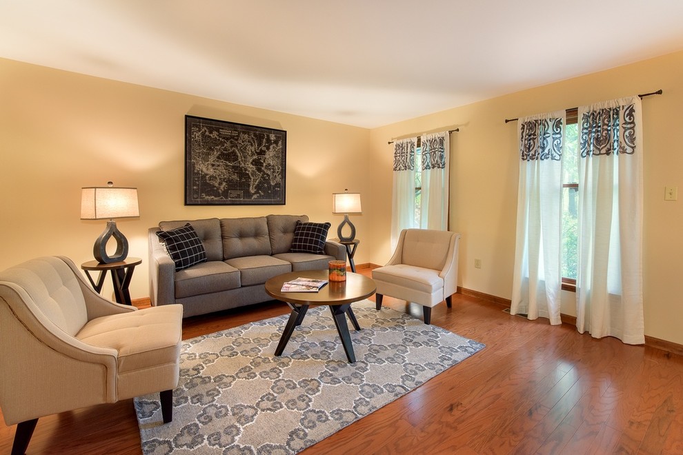 Стильный дизайн: парадная, изолированная гостиная комната среднего размера в классическом стиле с разноцветными стенами, коричневым полом и темным паркетным полом без камина, телевизора - последний тренд