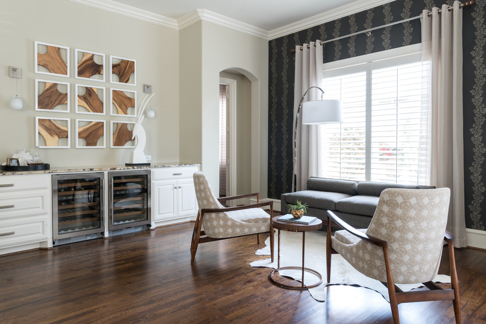 Imagen de salón abierto de tamaño medio sin chimenea con paredes beige, suelo de madera en tonos medios y suelo marrón