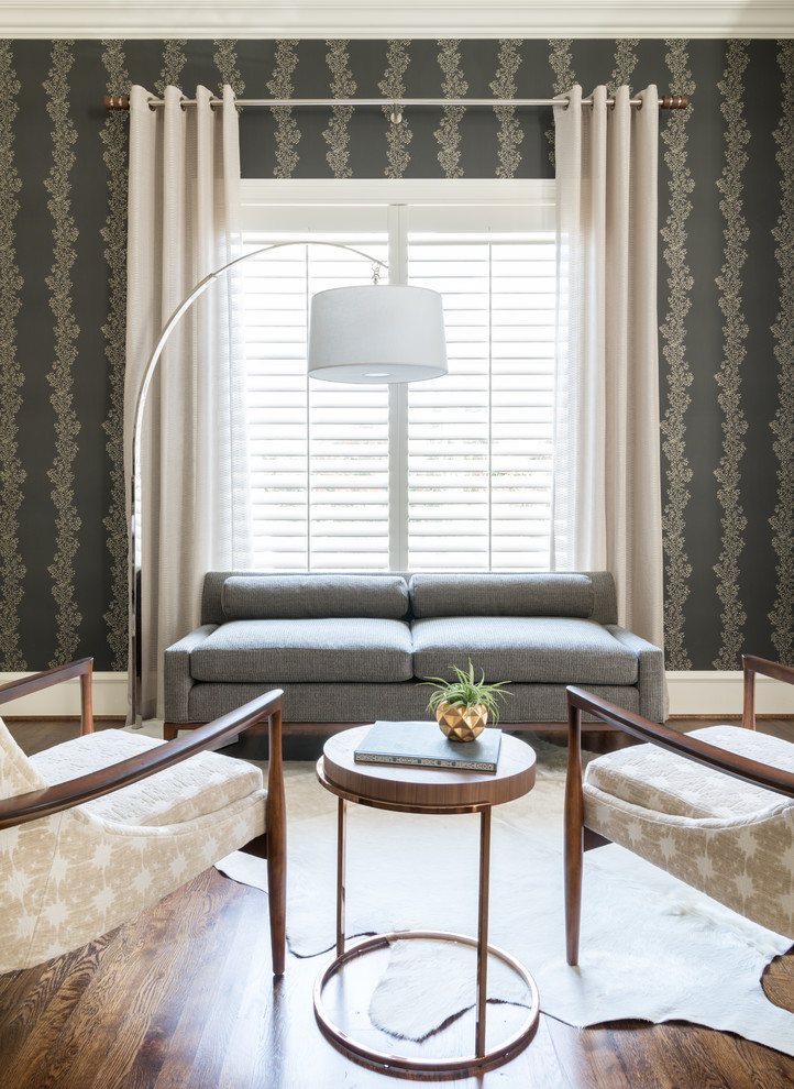 Ispirazione per un soggiorno classico di medie dimensioni e aperto con pareti grigie, pavimento in legno massello medio e pavimento marrone