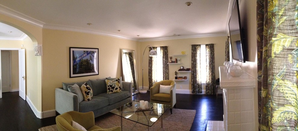 Idee per un piccolo soggiorno contemporaneo chiuso con pareti gialle, parquet scuro e TV a parete