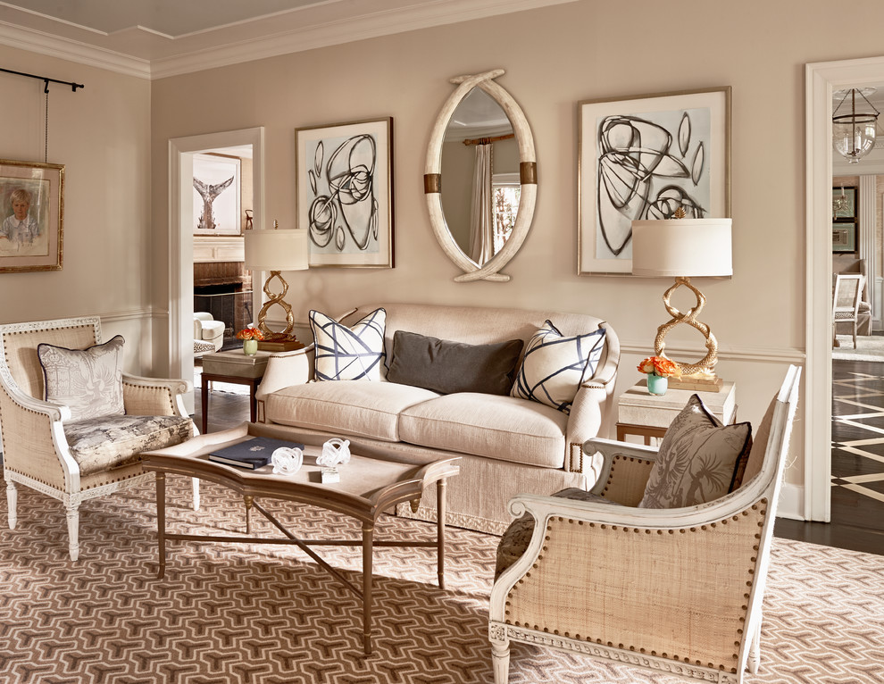 Immagine di un soggiorno tradizionale con pareti beige e parquet scuro
