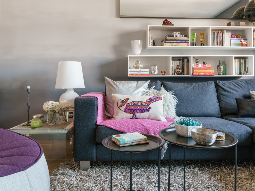 Foto di un soggiorno minimal di medie dimensioni e aperto con parquet chiaro, pareti grigie e pavimento beige