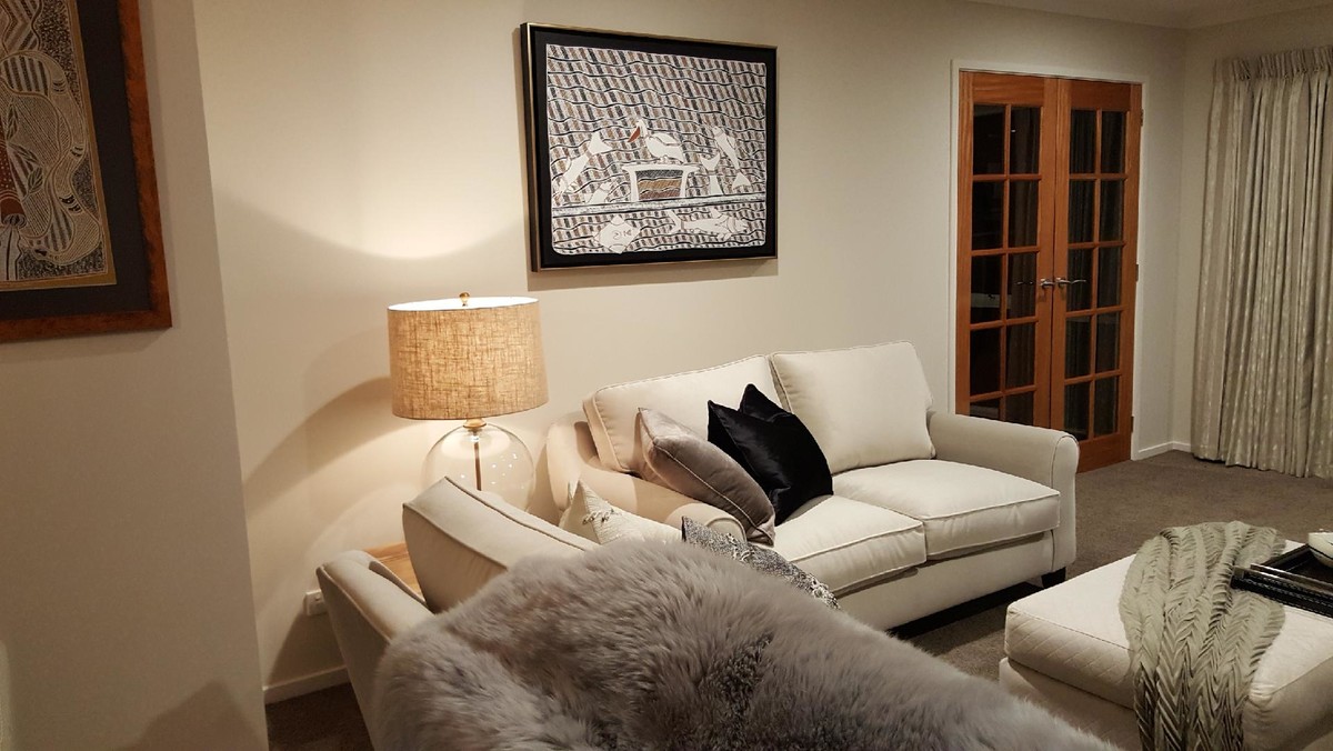 メルボルンにある高級な広いトランジショナルスタイルのおしゃれなLDK (マルチカラーの壁、無垢フローリング、暖炉なし、据え置き型テレビ、マルチカラーの床) の写真