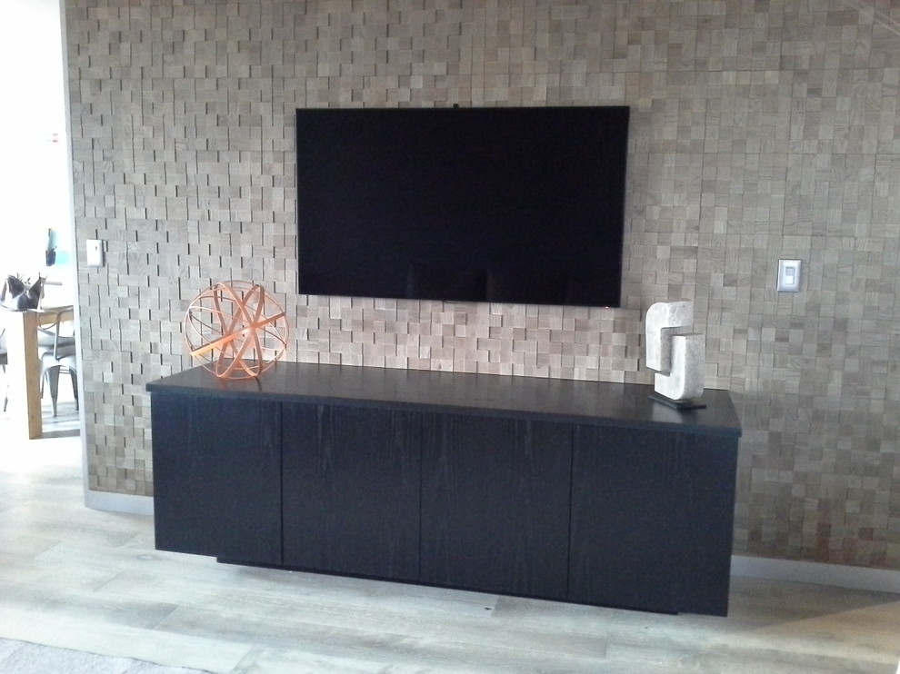 Idées déco pour un salon contemporain de taille moyenne et fermé avec un téléviseur fixé au mur.