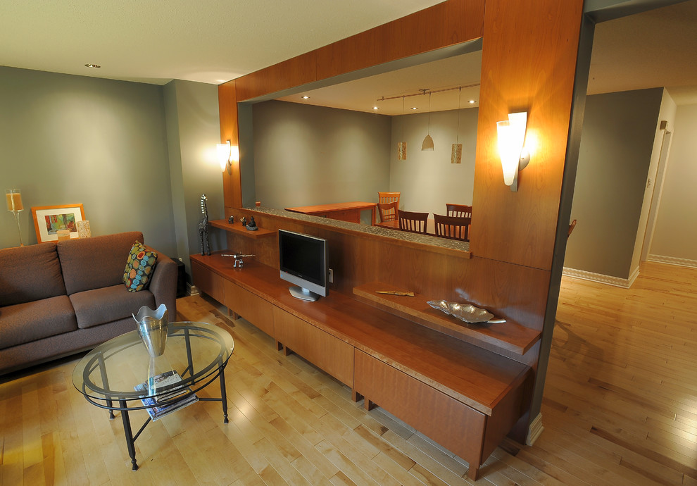 Стильный дизайн: маленькая гостиная комната в современном стиле для на участке и в саду - последний тренд