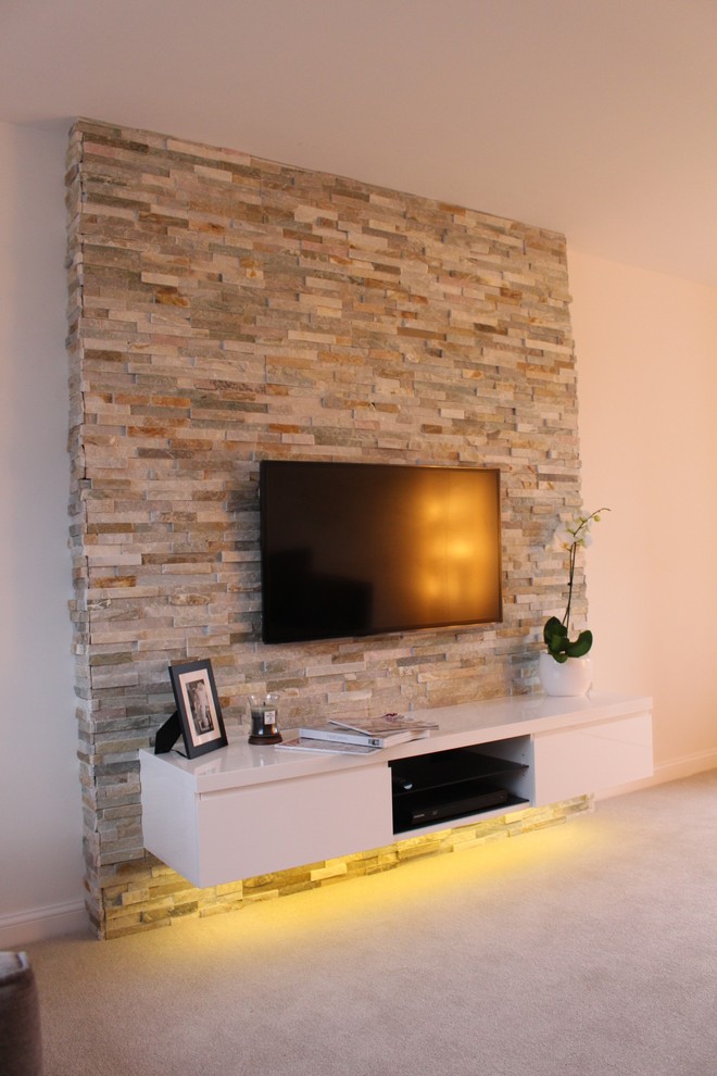 Bild på ett mellanstort funkis allrum med öppen planlösning, med beige väggar, heltäckningsmatta och en väggmonterad TV