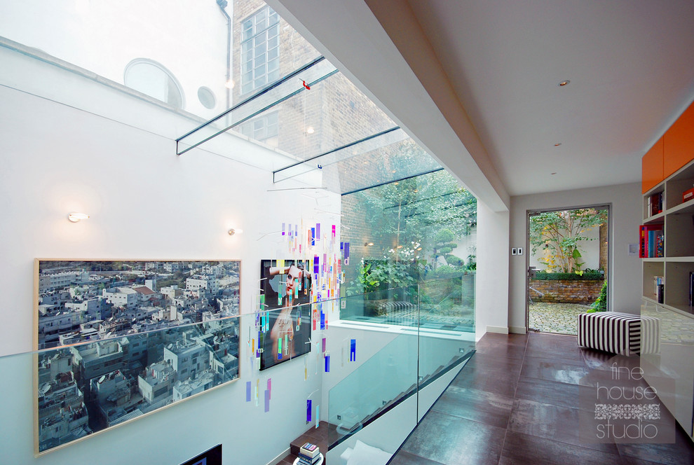 Geräumiges Modernes Wohnzimmer im Loft-Stil mit weißer Wandfarbe, Porzellan-Bodenfliesen und TV-Wand in Gloucestershire