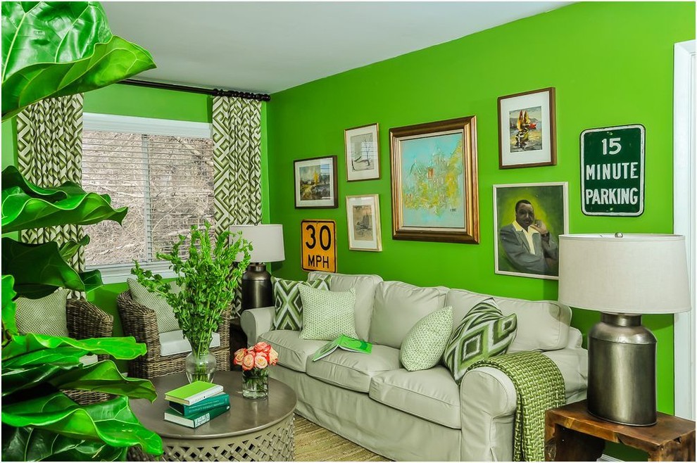 Идея дизайна: маленькая гостиная комната в классическом стиле с отдельно стоящим телевизором и зелеными стенами для на участке и в саду