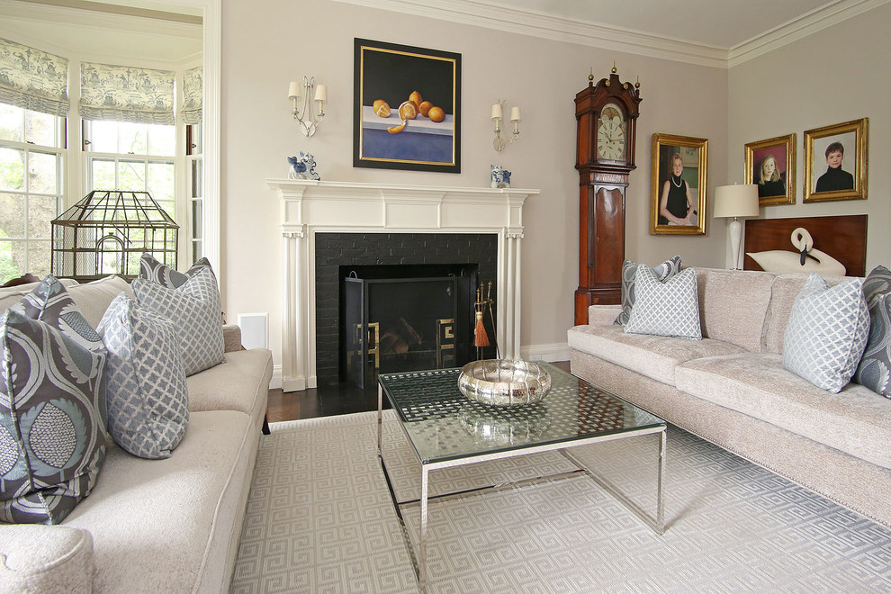 Пример оригинального дизайна: изолированная гостиная комната в классическом стиле с стандартным камином и фасадом камина из кирпича без телевизора