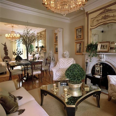 Geräumiges, Offenes Klassisches Wohnzimmer mit beiger Wandfarbe, braunem Holzboden, Kamin und Kaminumrandung aus Stein in Las Vegas