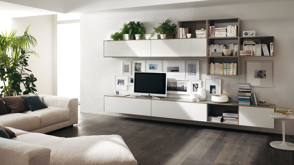 Foto de salón abierto contemporáneo de tamaño medio con paredes blancas, suelo de madera oscura y televisor independiente