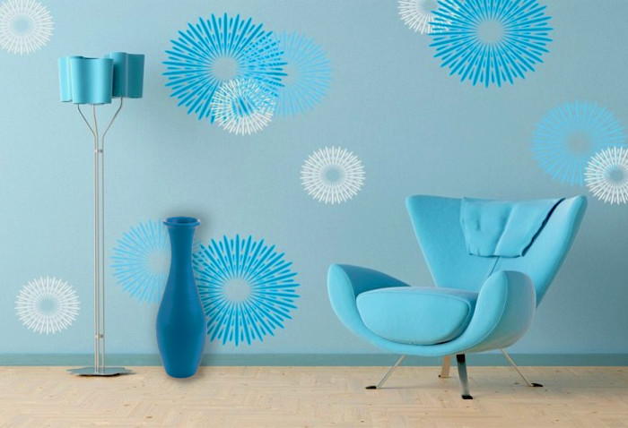 Inspiration pour un salon méditerranéen avec un mur bleu.