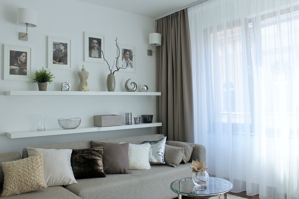 Идея дизайна: маленькая открытая гостиная комната в стиле модернизм с белыми стенами, темным паркетным полом и отдельно стоящим телевизором для на участке и в саду