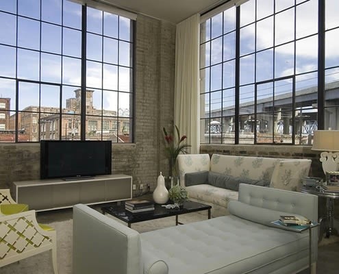 Foto di un ampio soggiorno design stile loft con pareti verdi, pavimento in cemento, nessun camino e TV autoportante