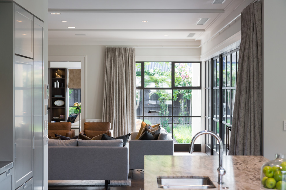 Foto di un soggiorno design con pareti bianche, parquet scuro e pavimento marrone