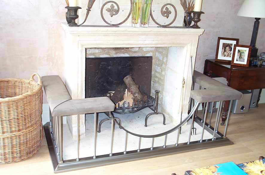 Immagine di un soggiorno chic di medie dimensioni con camino classico e cornice del camino in pietra