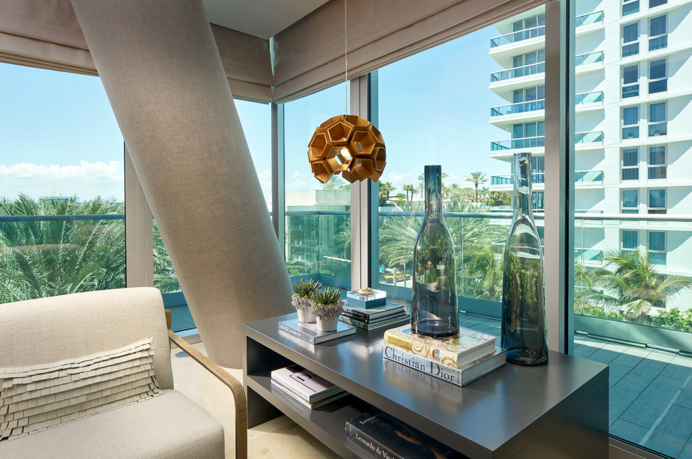 Kleines Modernes Wohnzimmer in Miami