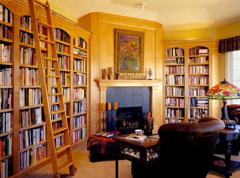 Cette image montre un salon design de taille moyenne et fermé avec une bibliothèque ou un coin lecture, un mur jaune, moquette, une cheminée standard et un manteau de cheminée en carrelage.