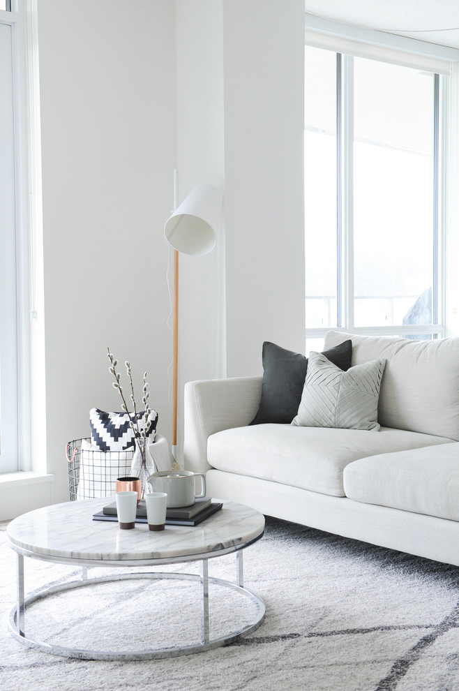 Imagen de salón para visitas abierto y gris y blanco escandinavo de tamaño medio con paredes blancas y suelo marrón