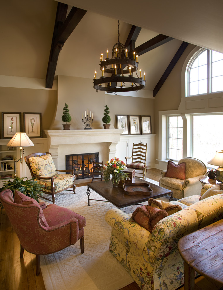 Immagine di un ampio soggiorno classico con pareti beige, camino classico e tappeto
