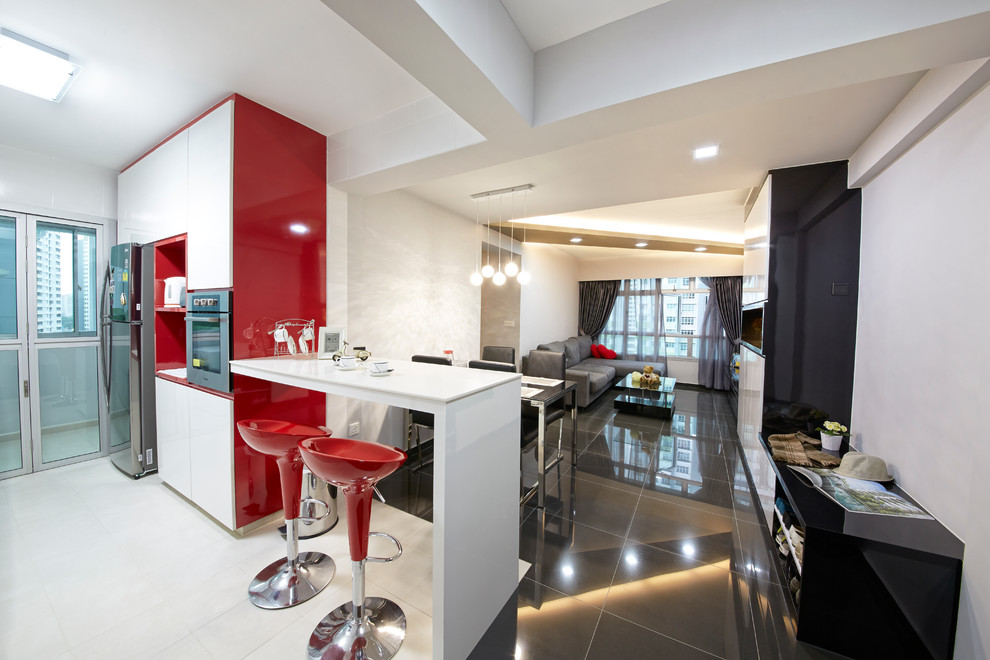 Kleines, Abgetrenntes Modernes Wohnzimmer ohne Kamin mit Hausbar, grauer Wandfarbe, Porzellan-Bodenfliesen und TV-Wand in Singapur