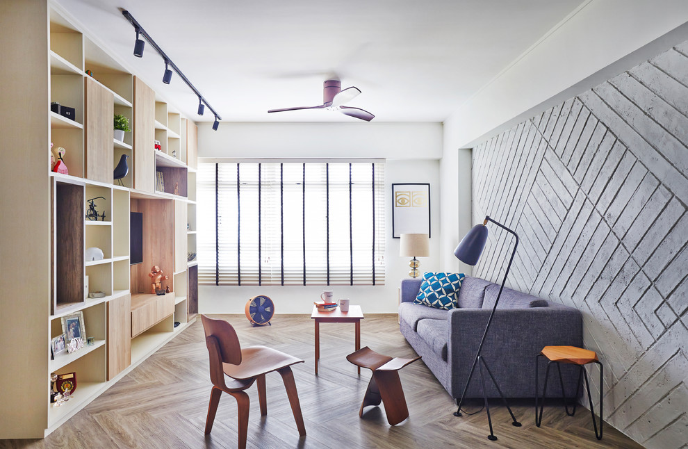 Modelo de salón cerrado vintage con paredes blancas, suelo de madera en tonos medios, televisor colgado en la pared y suelo marrón