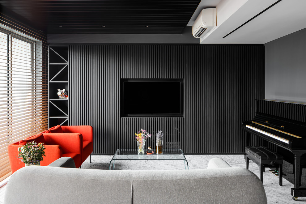 Foto på ett funkis vardagsrum, med ett musikrum, svarta väggar, en väggmonterad TV och vitt golv