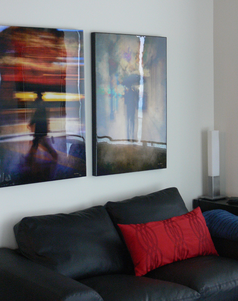 Kleines, Offenes Modernes Wohnzimmer mit grauer Wandfarbe, braunem Holzboden, Multimediawand und braunem Boden in Toronto