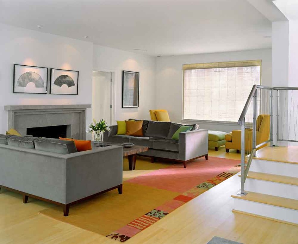 На фото: гостиная комната в современном стиле с стандартным камином