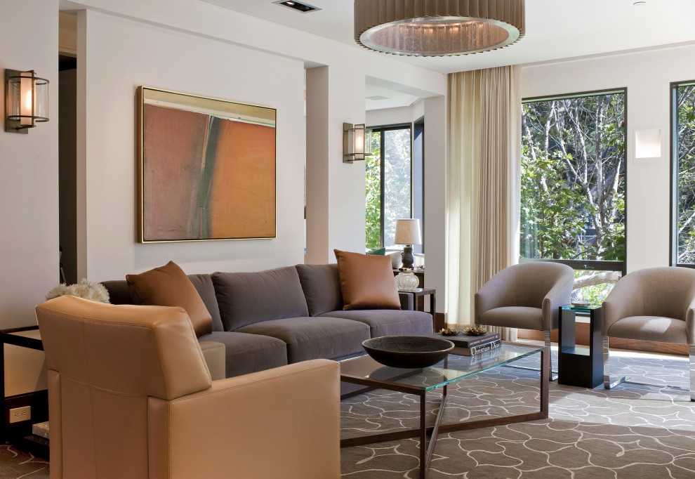 Пример оригинального дизайна: открытая гостиная комната в стиле неоклассика (современная классика) с белыми стенами, ковровым покрытием и разноцветным полом без камина, телевизора