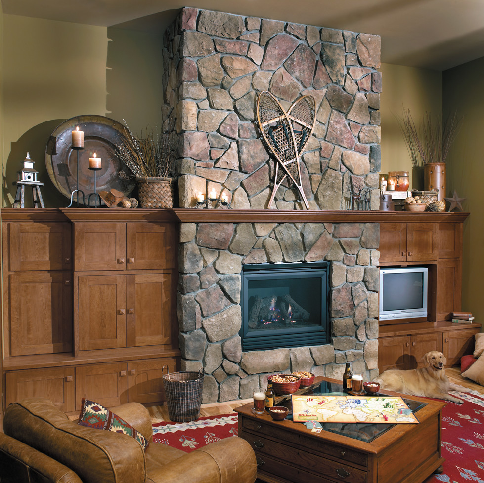 Exemple d'un grand salon éclectique ouvert avec un manteau de cheminée en pierre, un mur vert, parquet clair, une cheminée standard et un téléviseur encastré.